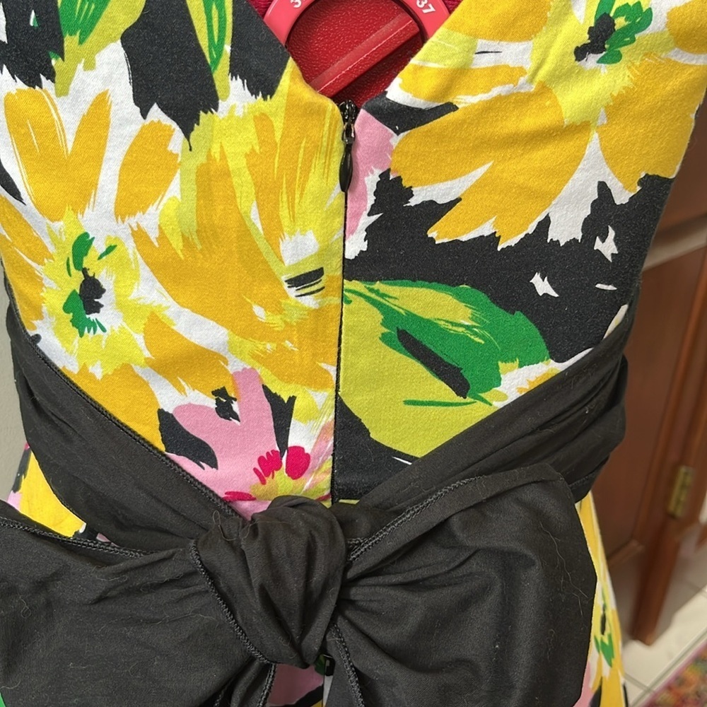 B. Smart  Sleeveless Floral Dress  fit & flare EUC stretch  Black /yellows  SZ 4 - Picture 12 of 14